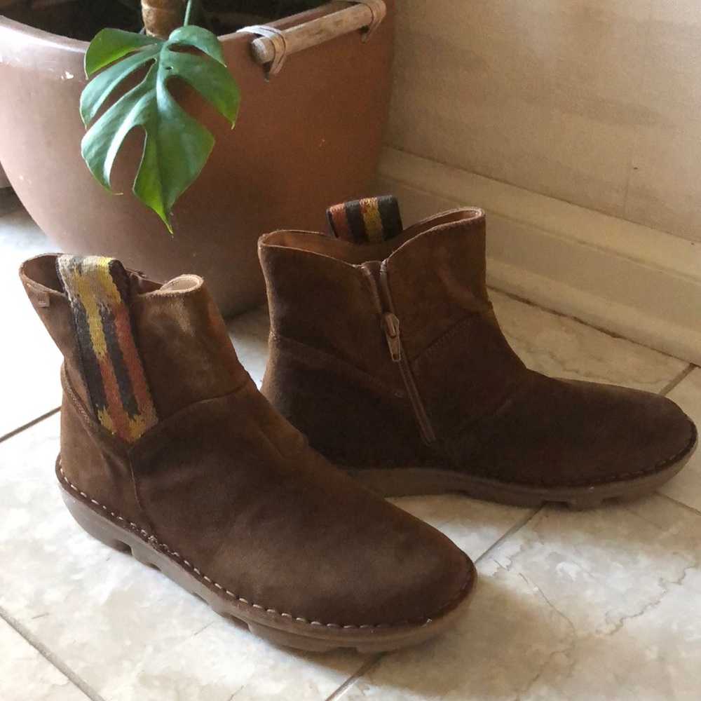 On Foot suede boots